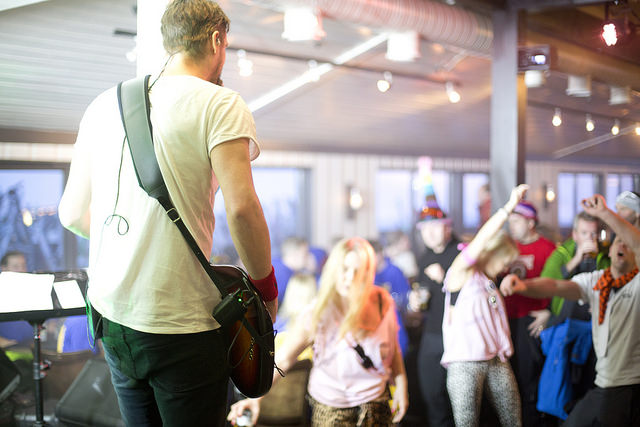 Afterski med trubadur/band på Skistua Ett band som spelar framför en dansande publik på afterski.